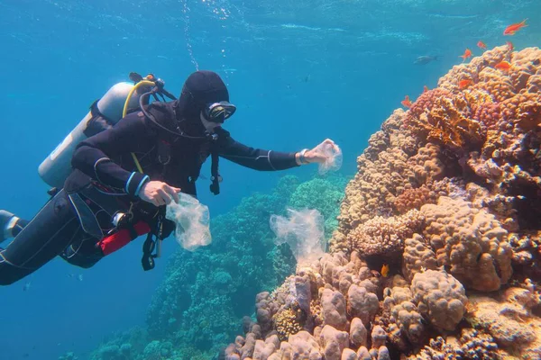 Человек Ныряльщик Аквалангом Очищает Пластик Тропического Кораллового Рифа Мировой Океан — стоковое фото
