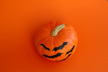 Turuncu arka planda izole edilmiş Cadılar Bayramı kabağı