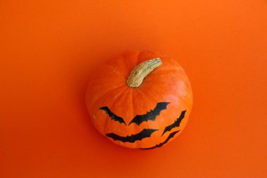 Turuncu arka planda izole edilmiş Cadılar Bayramı kabağı