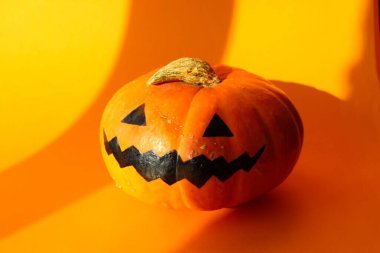 Cadılar Bayramı balkabağı krikosu portakalda izole