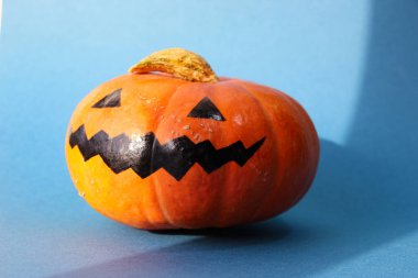 Cadılar Bayramı gülüşü Mavi arka planda izole balkabağı