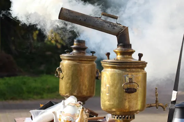 Traditionele Theekransje Met Twee Samovar Tafel Met Een Herfstpark — Stockfoto