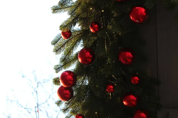 Vánoční Strom Věnce Červenými Míčky Dřevěné Zdi Parku — Stock fotografie