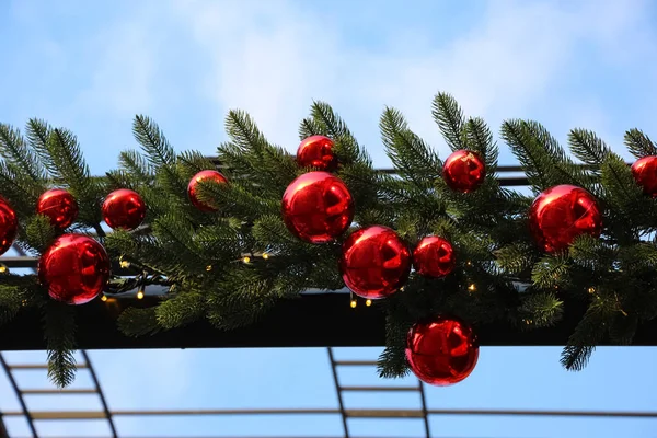 Vánoční Strom Věnce Červenými Kuličkami Pozadí Oblohy — Stock fotografie