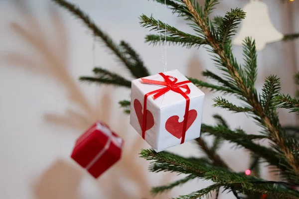 Dekorace Podobě Malé Bílé Dárkové Krabičky Červenou Stuhou Vánočním Stromečku — Stock fotografie