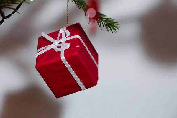 Vánoční Stromeček Dekorace Podobě Malé Červené Dárkové Krabice Bílou Stuhou — Stock fotografie