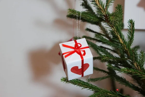Dekorace Podobě Malé Bílé Dárkové Krabičky Červenou Stuhou Vánočním Stromečku — Stock fotografie