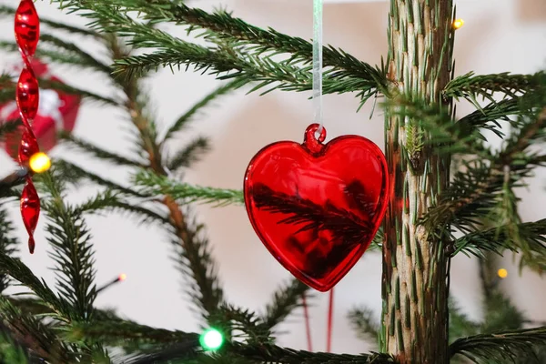 Červená Sklenice Vánoční Ozdoba Tvaru Srdce Bílé Hedvábné Stuze — Stock fotografie