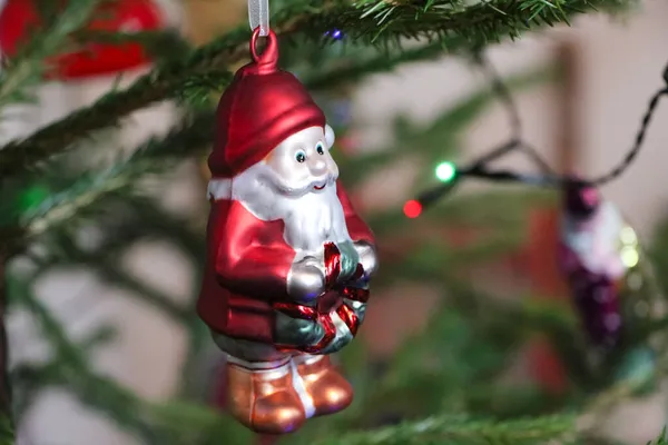Červené Sklo Vánoční Stromeček Dekorace Santa Claus Bílé Hedvábné Stuze — Stock fotografie
