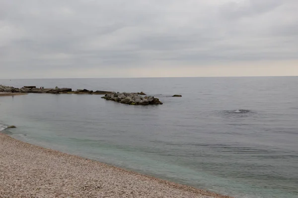 Dawn Sea Uitzicht Een Bergkam Van Rotsen Het Water Foto — Stockfoto