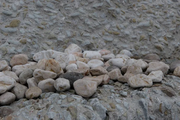 Guijarros Playa Sobre Una Roca Grande Como Fondo Textura — Foto de Stock