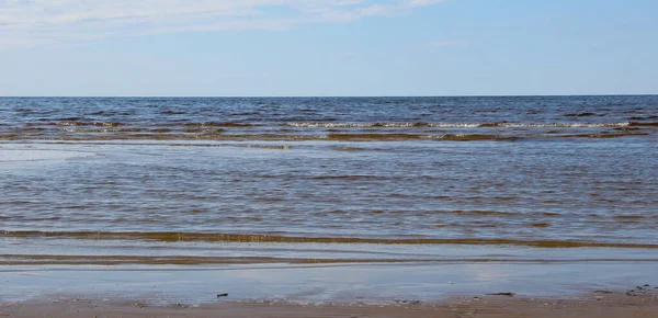 Deniz manzarası ve mavi gökyüzü. Kuzey bölgelerinin panoramik plaj manzarası