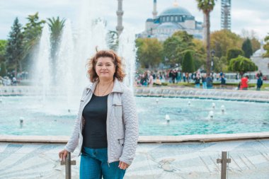 Artı İstanbul 'da cüsseli bir kadın, tatilde iri yarı bir kadın. Yaşam biçimi