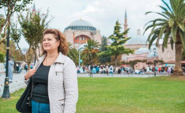 Artı İstanbul 'da cüsseli bir kadın, tatilde iri yarı bir kadın. Yaşam biçimi