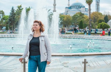 Artı İstanbul 'da cüsseli bir kadın, tatilde iri yarı bir kadın. Yaşam biçimi