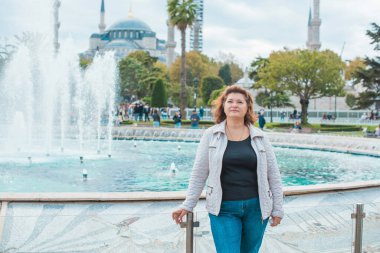 Artı İstanbul 'da cüsseli bir kadın, tatilde iri yarı bir kadın. Yaşam biçimi
