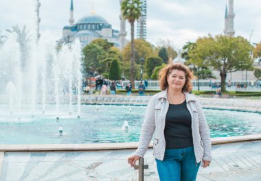 Artı İstanbul 'da cüsseli bir kadın, tatilde iri yarı bir kadın. Yaşam biçimi