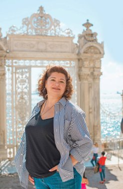 Artı İstanbul 'da cüsseli bir kadın, tatilde iri yarı bir kadın. Yaşam biçimi