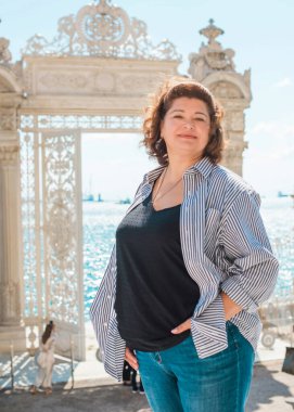 Artı İstanbul 'da cüsseli bir kadın, tatilde iri yarı bir kadın. Yaşam biçimi