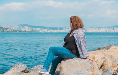 Artı İstanbul 'da cüsseli bir kadın, tatilde iri yarı bir kadın. Yaşam biçimi