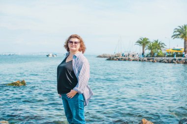 Artı İstanbul 'da cüsseli bir kadın, tatilde iri yarı bir kadın. Yaşam biçimi