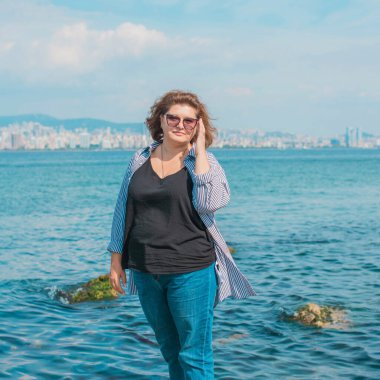 Artı İstanbul 'da cüsseli bir kadın, tatilde iri yarı bir kadın. Yaşam biçimi