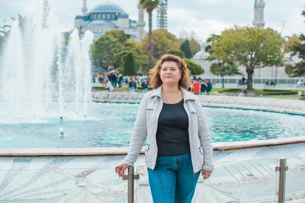 Artı Stanbul Cüsseli Bir Kadın Tatilde Iri Yarı Bir Kadın — Stok fotoğraf