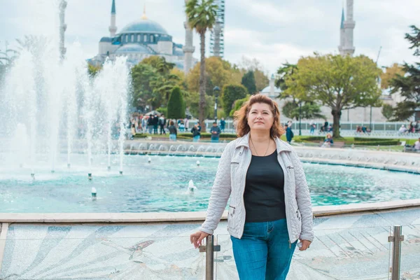 Artı İstanbul 'da cüsseli bir kadın, tatilde iri yarı bir kadın. Yaşam biçimi