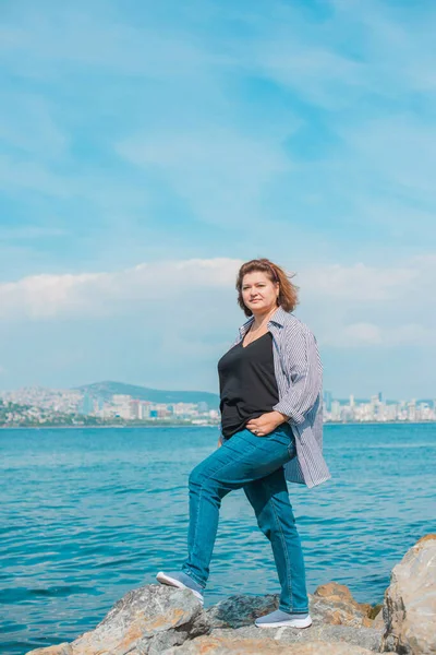 イスタンブールのプラスサイズの女性 休暇中の大きなサイズの女性 ライフスタイル — ストック写真