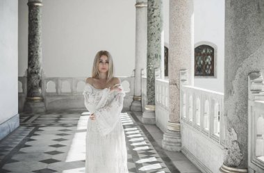 Seyahat konsepti. Türkiye 'de tatil kavramı. Yolculuk için yeni yerler. Yolculuk için fikirler. Modern bayanın keyfi yerinde.