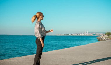 Seyahat konsepti. Türkiye 'de tatil kavramı. Yolculuk için yeni yerler. Yolculuk için fikirler. Modern bayanın keyfi yerinde.