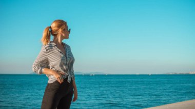 Seyahat konsepti. Türkiye 'de tatil kavramı. Yolculuk için yeni yerler. Yolculuk için fikirler. Modern bayanın keyfi yerinde.