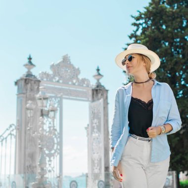 Seyahat konsepti. Türkiye 'de tatil kavramı. Yolculuk için yeni yerler. Yolculuk için fikirler. Modern bayanın keyfi yerinde.