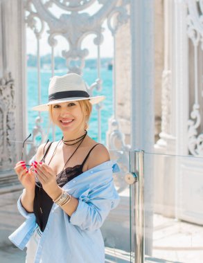 Seyahat konsepti. Türkiye 'de tatil kavramı. Yolculuk için yeni yerler. Yolculuk için fikirler. Modern bayanın keyfi yerinde.