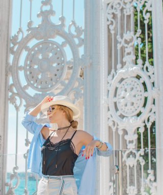 Seyahat konsepti. Türkiye 'de tatil kavramı. Yolculuk için yeni yerler. Yolculuk için fikirler. Modern bayanın keyfi yerinde.