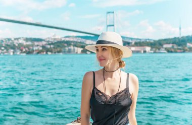 Seyahat konsepti. Türkiye 'de tatil kavramı. Yolculuk için yeni yerler. Yolculuk için fikirler. Modern bayanın keyfi yerinde.