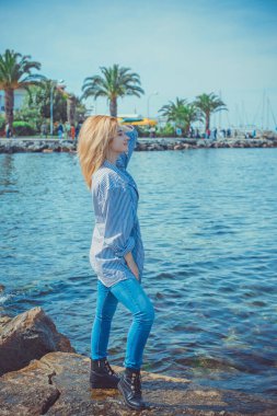 Seyahat konsepti. Türkiye 'de tatil kavramı. Yolculuk için yeni yerler. Yolculuk için fikirler. Modern bayanın keyfi yerinde.