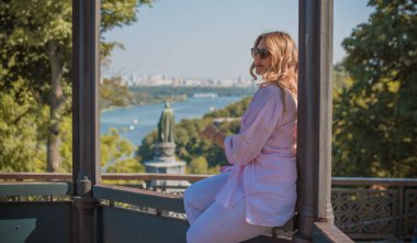 Şehir caddesinde yürüyen şık bir kadın. Sıradan moda. Artı boyut modeli. Şehrin sokaklarında yürüyen mutlu şişman kadın