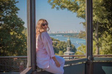 Şehir caddesinde yürüyen şık bir kadın. Sıradan moda. Artı boyut modeli. Şehrin sokaklarında yürüyen mutlu şişman kadın