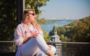 Şehir caddesinde yürüyen şık bir kadın. Sıradan moda. Artı boyut modeli. Şehrin sokaklarında yürüyen mutlu şişman kadın