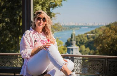 Şehir caddesinde yürüyen şık bir kadın. Sıradan moda. Artı boyut modeli. Şehrin sokaklarında yürüyen mutlu şişman kadın