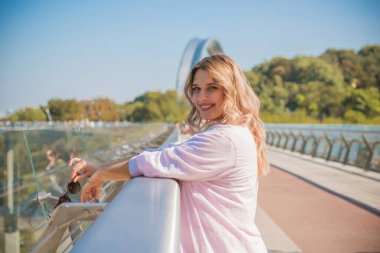 Şehir caddesinde yürüyen şık bir kadın. Sıradan moda. Artı boyut modeli. Şehrin sokaklarında yürüyen mutlu şişman kadın