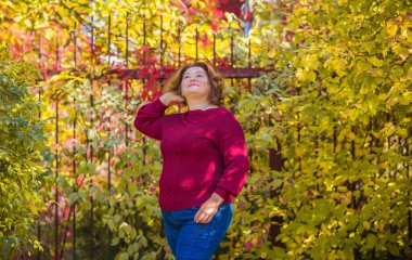 Artı, Avrupalı ya da Amerikalı yetişkin bir kadın parkta, hayatın tadını çıkarıyor, yürüyor. İnsanların hayatı XI boyutunda, mutlu, güzel, güzel bir kadın. Aşırı kilolu kavramı