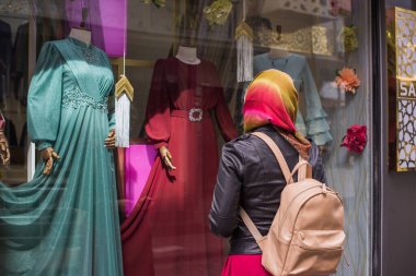 Seyahat konsepti. Türkiye 'de tatil kavramı. Yolculuk için yeni yerler. Yolculuk için fikirler. Modern Müslüman Kadın  