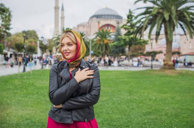 Seyahat konsepti. Türkiye 'de tatil kavramı. Yolculuk için yeni yerler. Yolculuk için fikirler. Modern Müslüman Kadın  