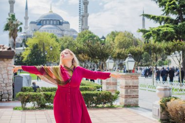 Seyahat konsepti. Türkiye 'de tatil kavramı. Yolculuk için yeni yerler. Yolculuk için fikirler. Modern Müslüman Kadın  