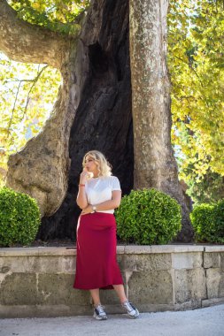 İstanbul 'da hafta sonu. Seyahat konsepti. Türkiye 'de tatil kavramı. Yolculuk için yeni yerler. Yolculuk için fikirler. Modern bayanın keyfi yerinde.