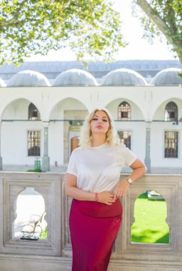 İstanbul 'da hafta sonu. Seyahat konsepti. Türkiye 'de tatil kavramı. Yolculuk için yeni yerler. Yolculuk için fikirler. Modern bayanın keyfi yerinde.