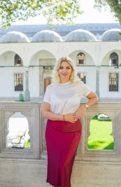 İstanbul 'da hafta sonu. Seyahat konsepti. Türkiye 'de tatil kavramı. Yolculuk için yeni yerler. Yolculuk için fikirler. Modern bayanın keyfi yerinde.