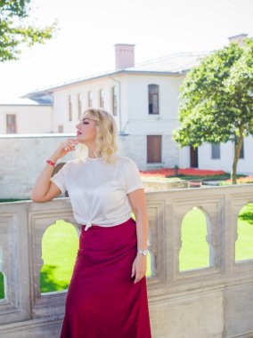 İstanbul 'da hafta sonu. Seyahat konsepti. Türkiye 'de tatil kavramı. Yolculuk için yeni yerler. Yolculuk için fikirler. Modern bayanın keyfi yerinde.